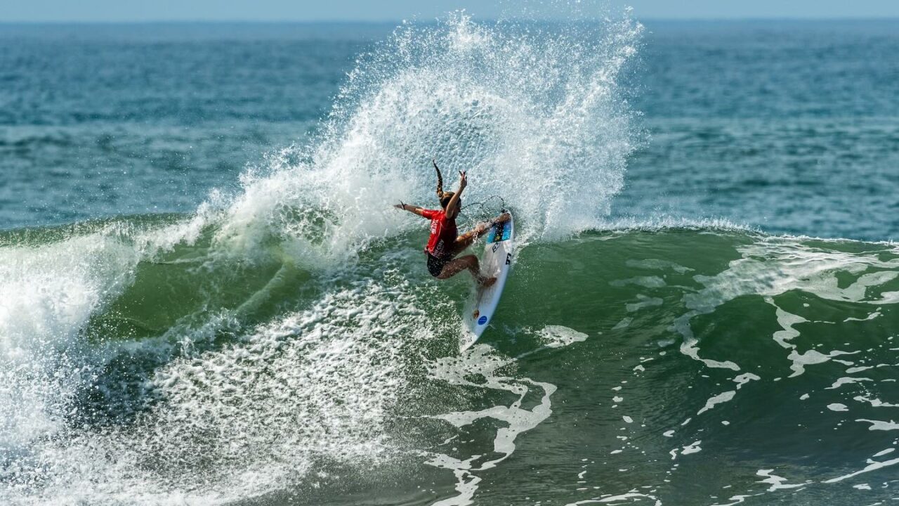Tiene sólo 20 años, es vasca, y se ha convertido en la mejor surfista del mundo