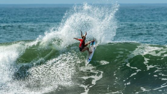 Tiene sólo 20 años, es vasca, y se ha convertido en la mejor surfista del mundo