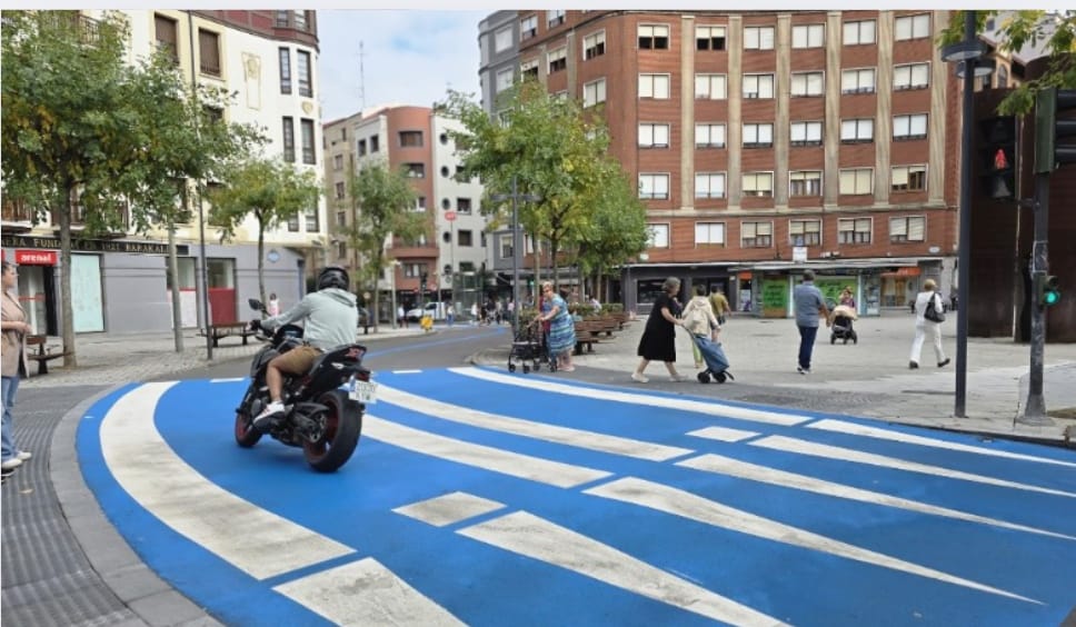 ¿Por qué algunos pasos de cebra en Barakaldo ahora son azules?