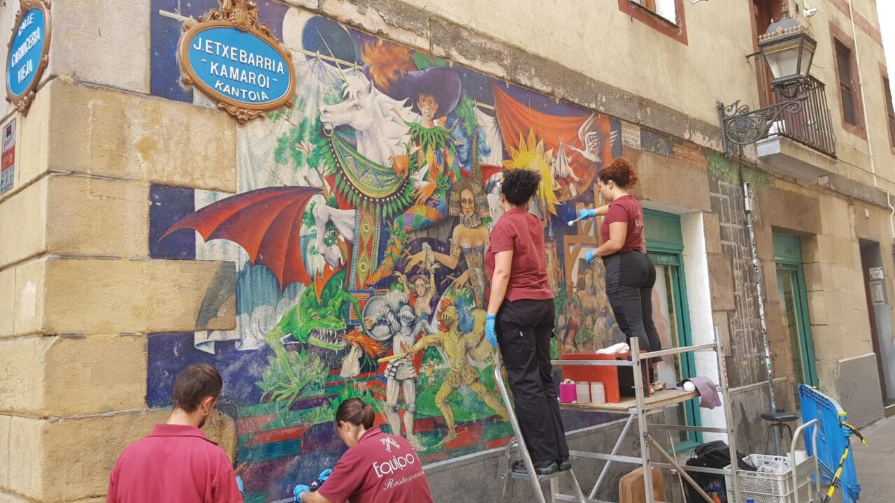 Los vecinos de Casco Viejo restauran el mural vandalizado en Julián Echevarría