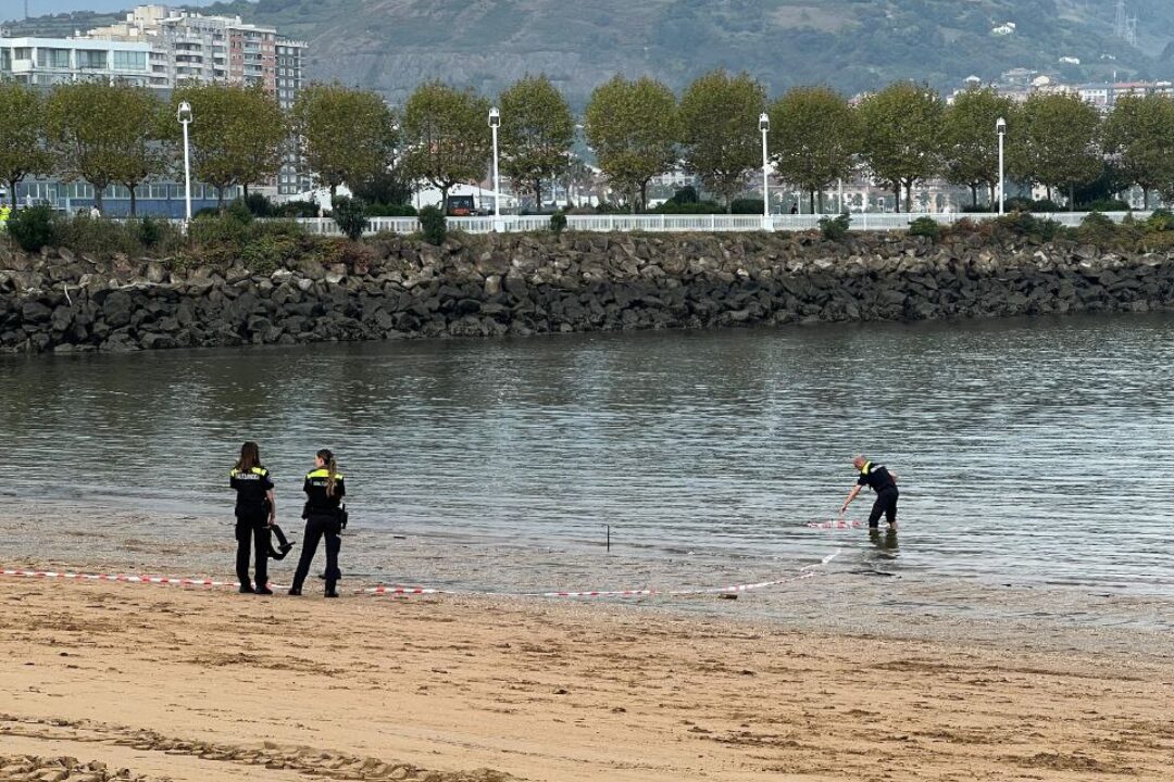 Desalojan la playa de Las Arenas por la presencia de un objeto sospechoso