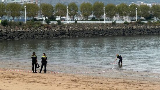 Desalojan la playa de Las Arenas por la presencia de un objeto sospechoso