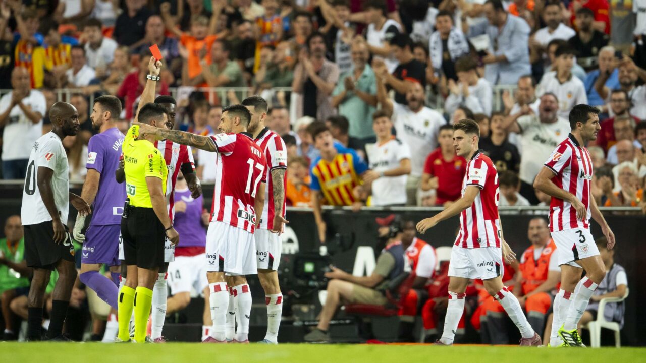 El VAR provoca la expulsión de Dani Vivián en Mestalla tras revisar la jugada