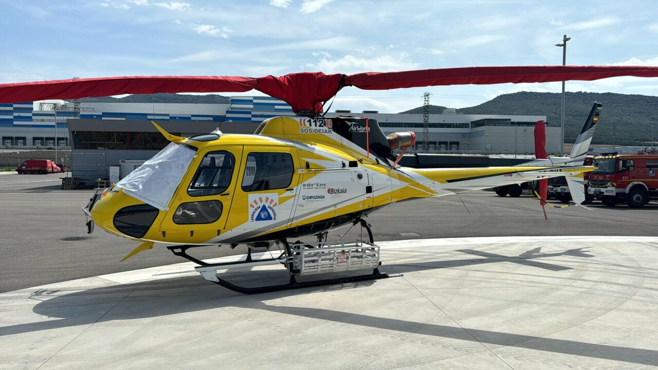 El escudo aéreo contra el fuego: el helicóptero antiincendios de Euskadi realiza 25 intervenciones en su primer año