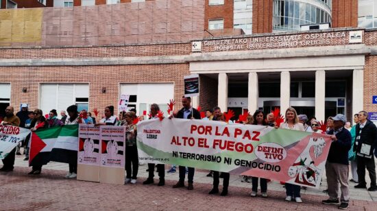 Blanco por la vida, rojo por la sangre: protesta simbólica en apoyo a los sanitarios de Gaza