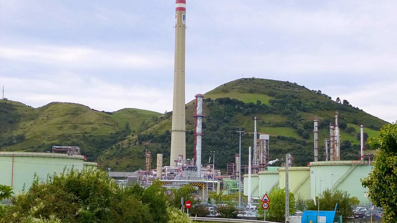 Huelga indefinida en Petronor a cuenta de los vestuarios