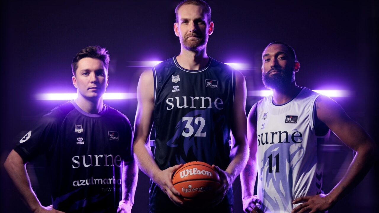 El Surne Bilbao Basket presenta sus nuevas camisetas: «Que el aullido de Bilbao resuene por toda Europa»