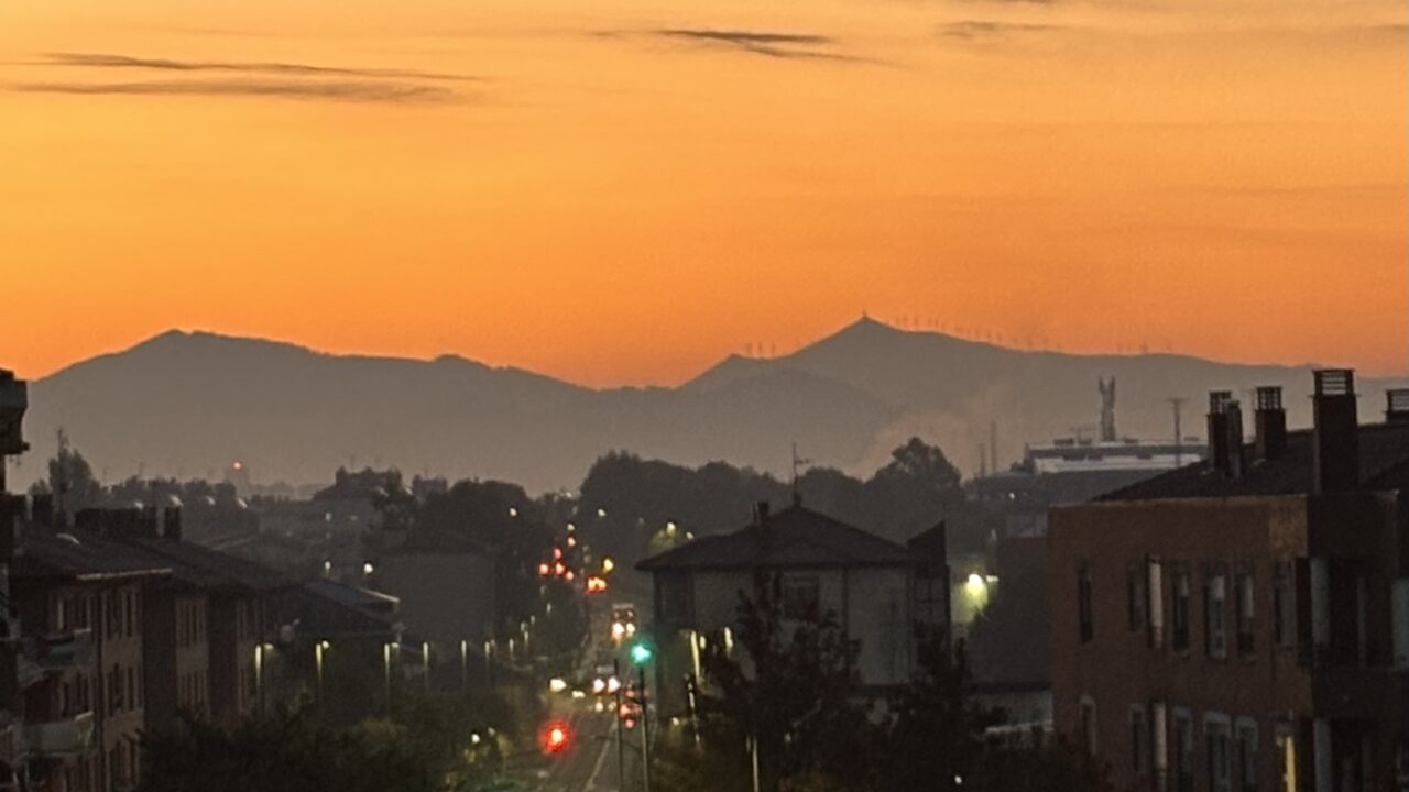 El amanecer de Bilbao inunda las redes: del azul Bilbao al naranja fuego