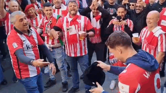 El aurresku improvisado de un athleticzale a Óscar de Marcos en Dortmund