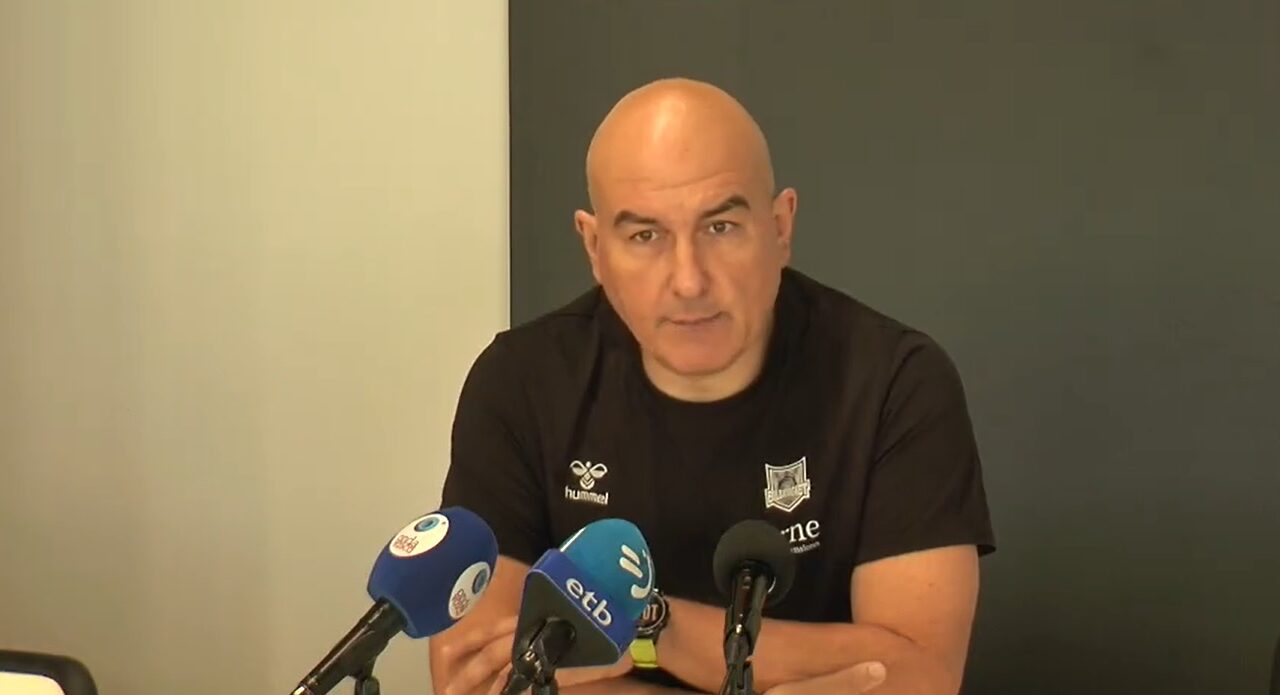 Jaume Ponsarnau, entre la ambición y la cautela con el Bilbao Basket: «Nos faltan cosas por pulir como grupo»