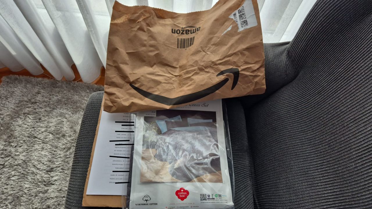 Compra una colcha por Amazon… Y le llegan las escrituras de un piso en Santurtzi