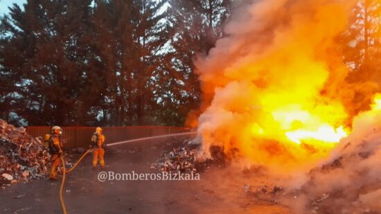 Controlado un incendio en una fábrica de gestión de residuos de Galdakao
