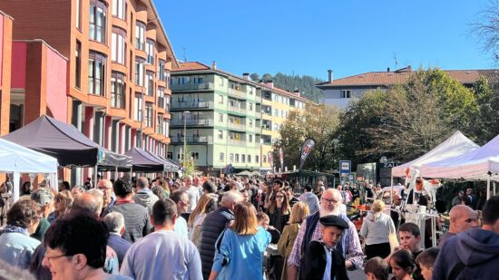 Éxito y sol radiante en el 80 aniversario del Gangas Eguna de Zalla
