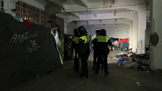 Así vivían los ocupas del pabellón desalojado en Zorrozaurre: escombros, suciedad y ratas