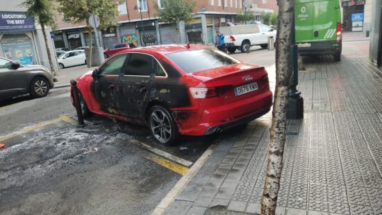 Cinco coches afectados tras el incendio de varios contenedores en Bilbao