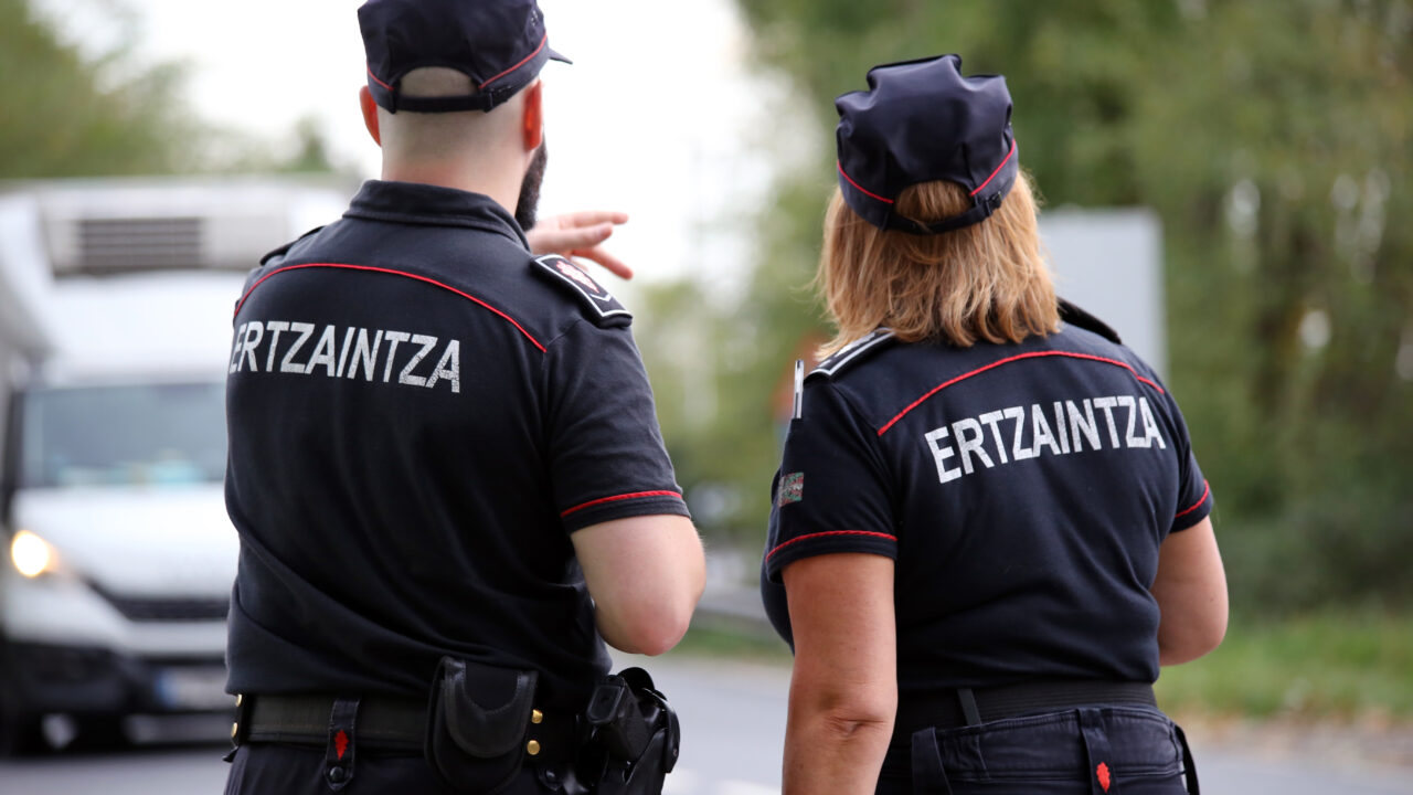 Detenido en Bilbao un joven por robar un móvil con violencia en el puente del Arenal