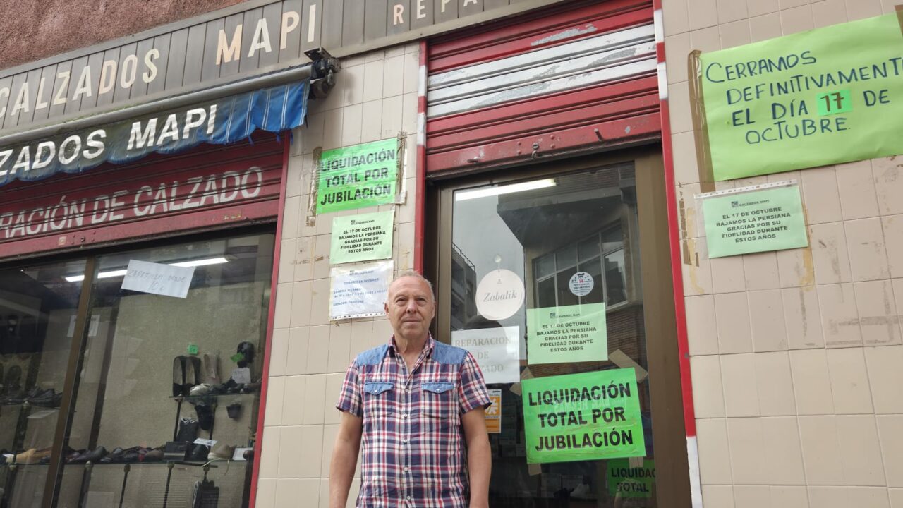 Bilbao pierde una de sus históricas zapaterías por jubilación: «Dejo huérfanos a mis clientes»