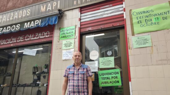 Bilbao pierde una de sus históricas zapaterías por jubilación: «Dejo huérfanos a mis clientes»