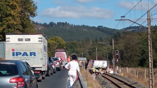 Fallece el conductor del camión que ha caído a las vías del tren en Muxika