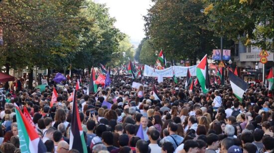 Marea humana en Bilbao en apoyo a Palestina durante la jornada de huelga