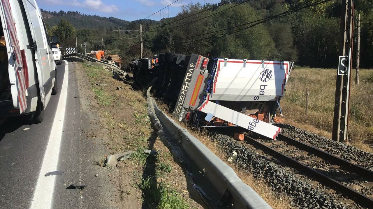 El camionero fallecido en Muxika sufrió un infarto antes de caer a las vías del tren