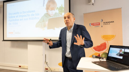 La mitad de los niños y niñas en Euskadi reconocen hacer un uso excesivo de pantallas