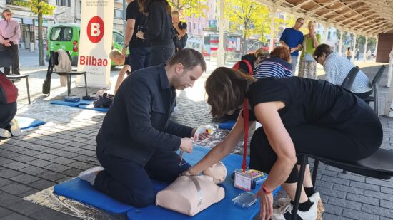 Bilbao promueve la reanimación cardiopulmonar para salvar vidas: actuar en 4 minutos marca la diferencia