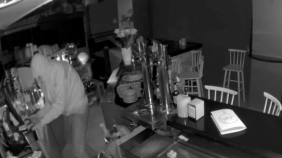 Imágenes de un nuevo robo en Rekalde: «Estamos en unas galerías y ni eso les ha frenado»