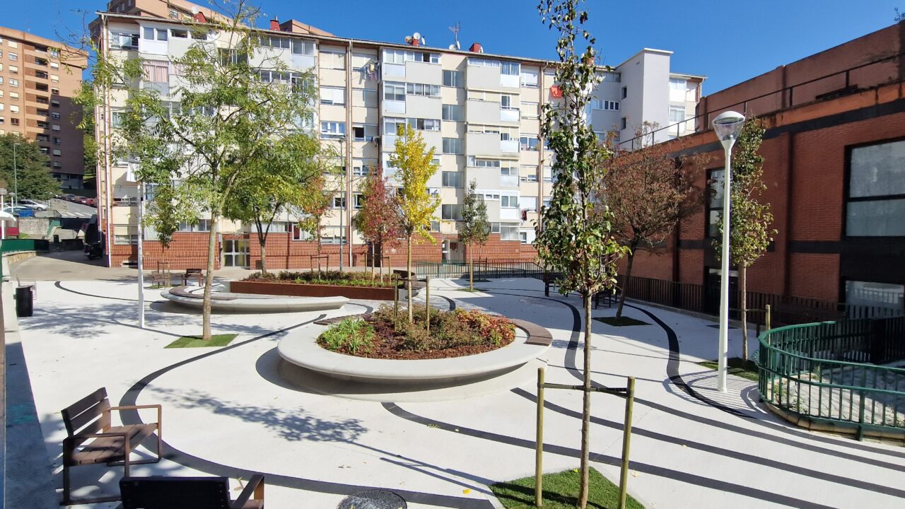 La plaza Zizeruena de Otxarkoaga renace con más verde, luz y vida