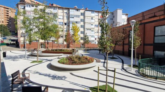 La plaza Zizeruena de Otxarkoaga renace con más verde, luz y vida