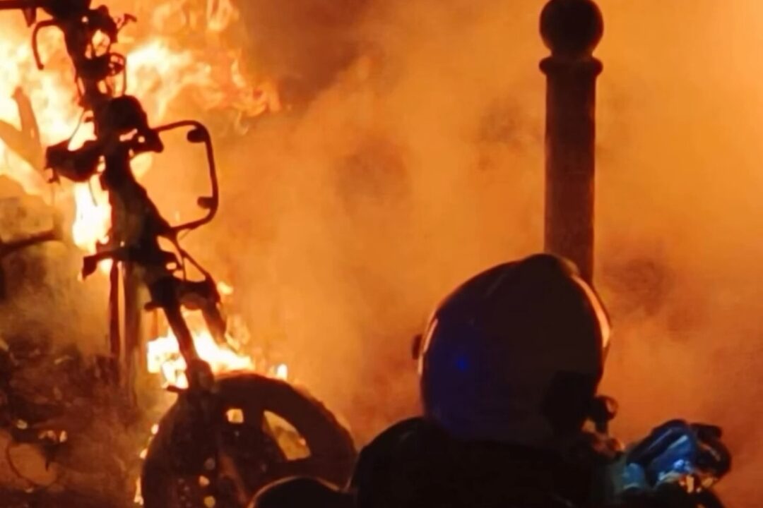 Vecinos de Ametzola comienzan a patrullar por las noches para evitar la quema de contenedores