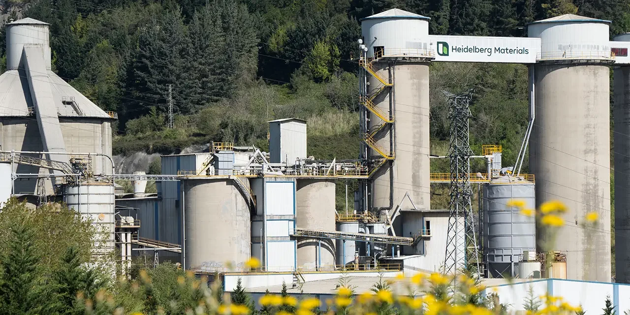 Fallece un trabajador de Cementos Rezola tras sufrir un accidente laboral