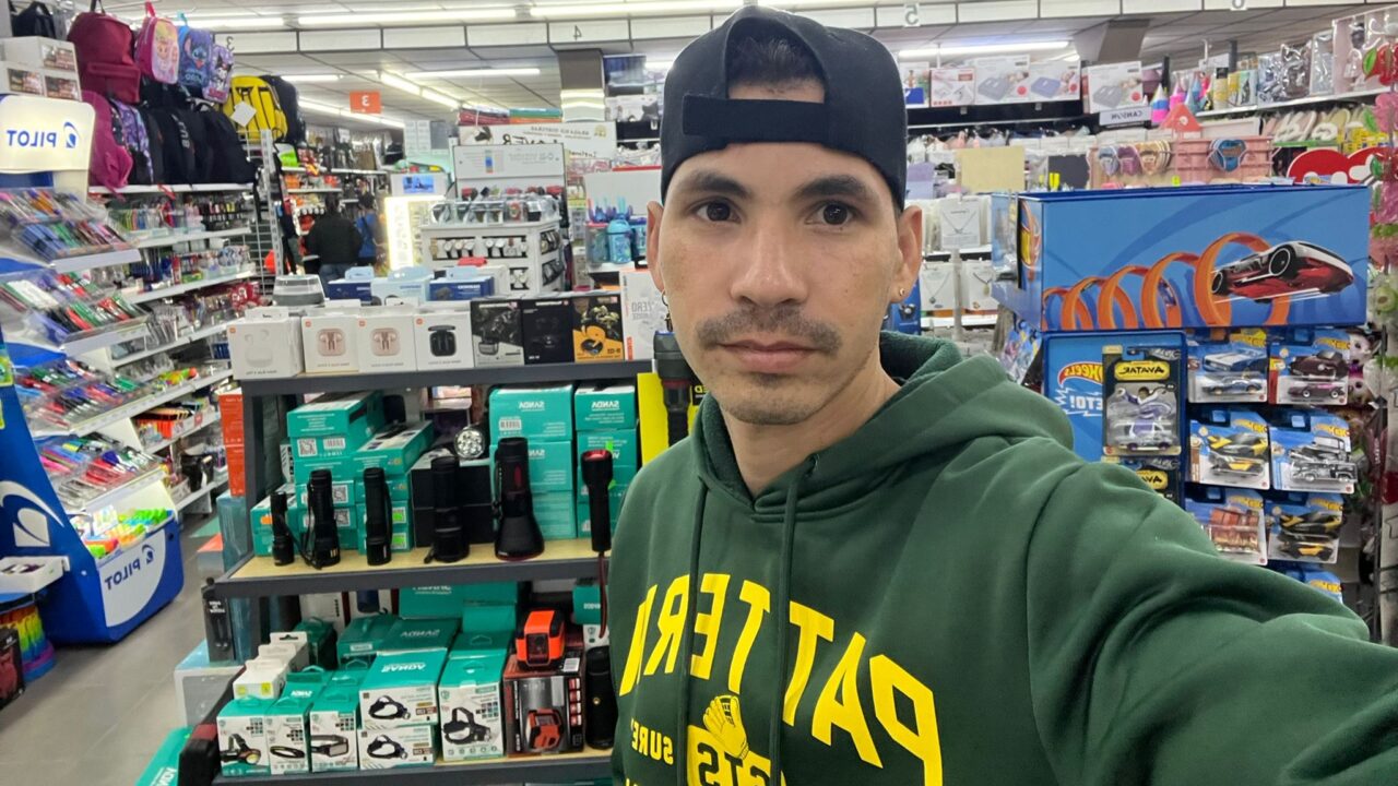 El cantante que trabaja en el bazar chino de Zalla para sobrevivir