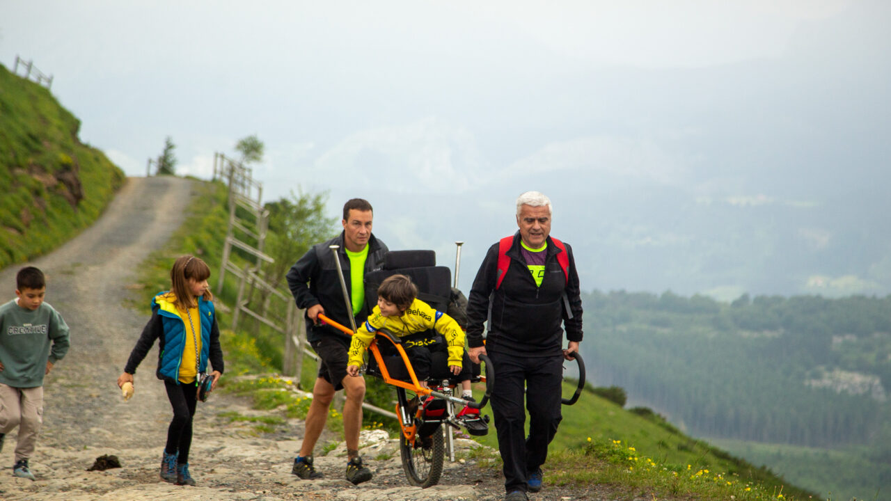 Una nueva silla adaptada permitirá a menores de Galdakao disfrutar del monte