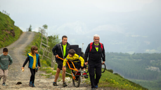 Una nueva silla adaptada permitirá a menores de Galdakao disfrutar del monte
