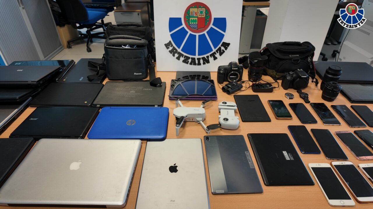 La Ertzaintza recupera más de 300 dispositivos electrónicos robados en Bizkaia
