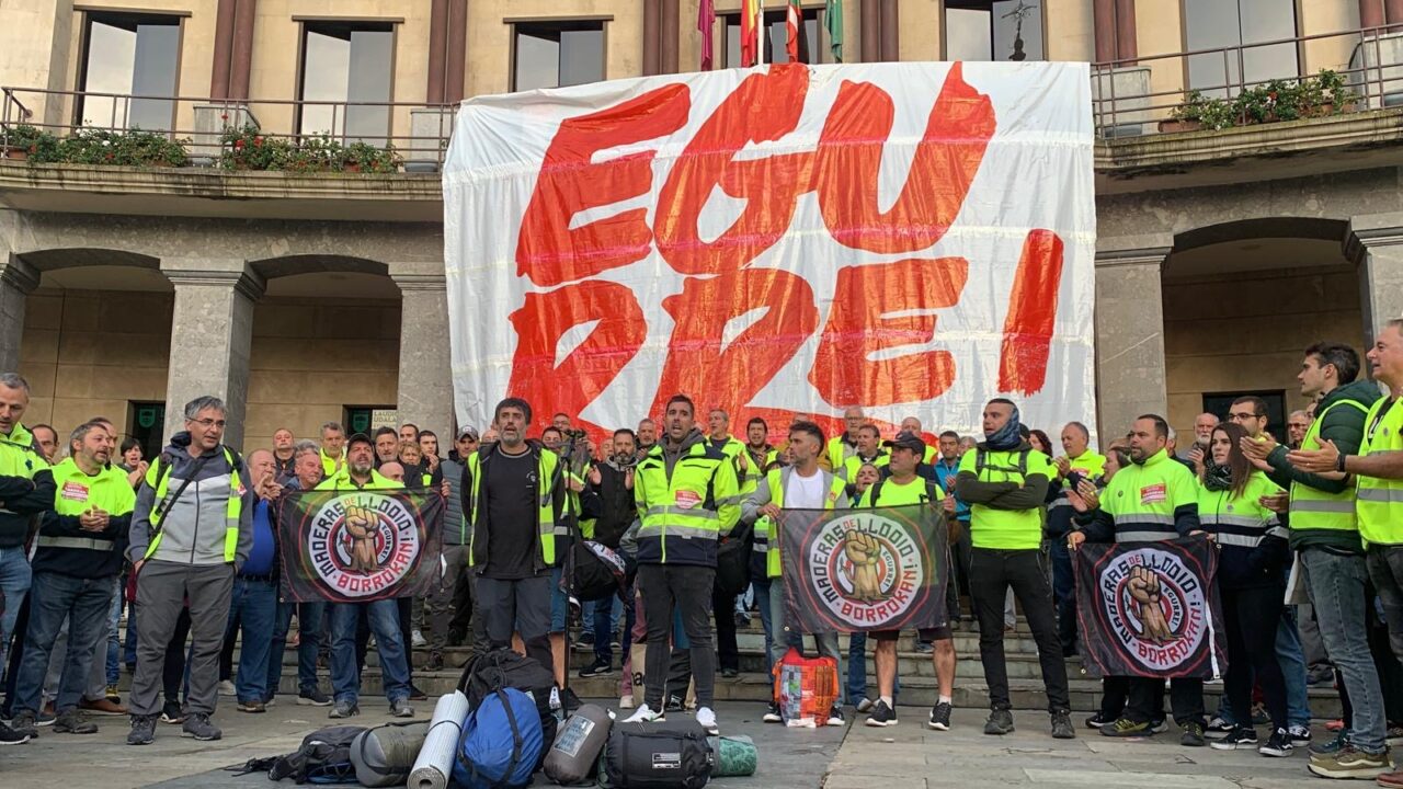 Trabajadores de Maderas de Llodio se encierran en el ayuntamiento tras los 35 despidos