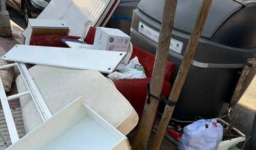 Muebles y electrodomésticos bloquean los contenedores en Bizkaia