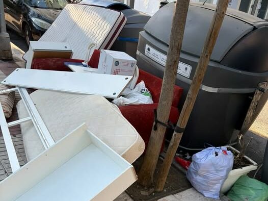 Muebles y electrodomésticos bloquean los contenedores en Bizkaia