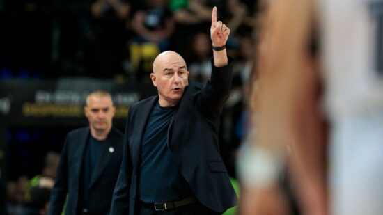 Jaume Ponsarnau y las desconexiones del Bilbao Basket en el tercer cuarto: «Esperamos a que entre un balón para activarnos»