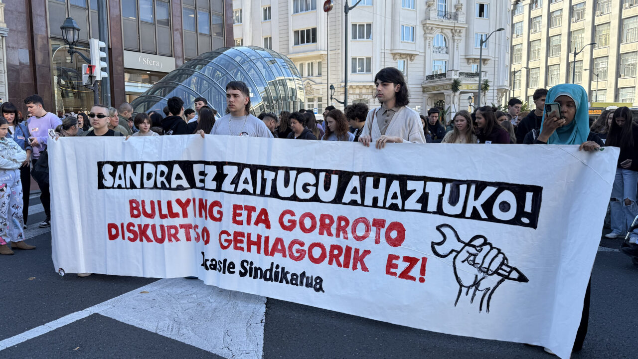 Centenares de estudiantes toman las calles de Bilbao en contra del bullying