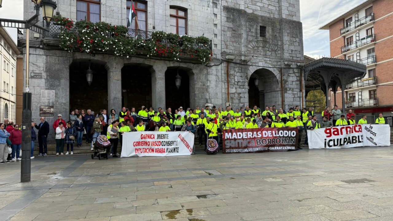 El Ayuntamiento de Laudio muestra su apoyo a los trabajadores de Maderas de Llodio ante el ERE y la pérdida de empleos