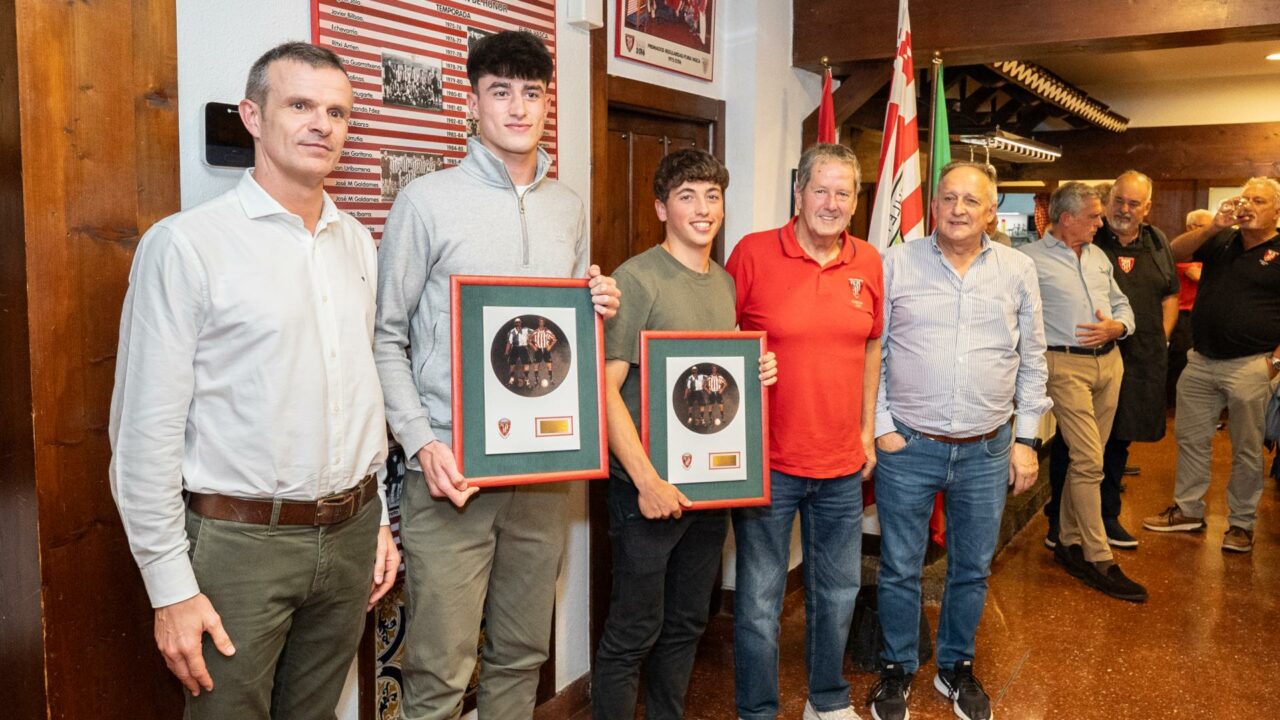 Manex Lozano y Oier Unamuno, premiados por la Peña Juvenil del Athletic 2025