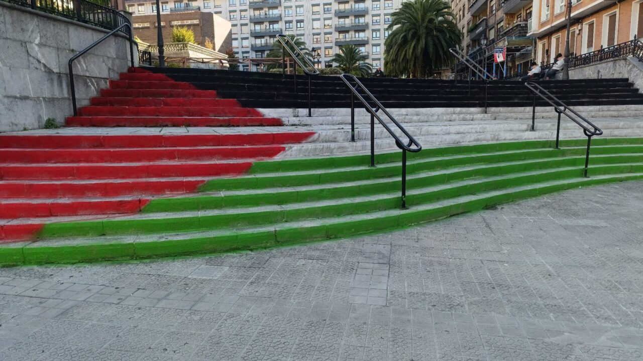 La bandera palestina vuelve a aparecer pintada en las escaleras del Karmelo