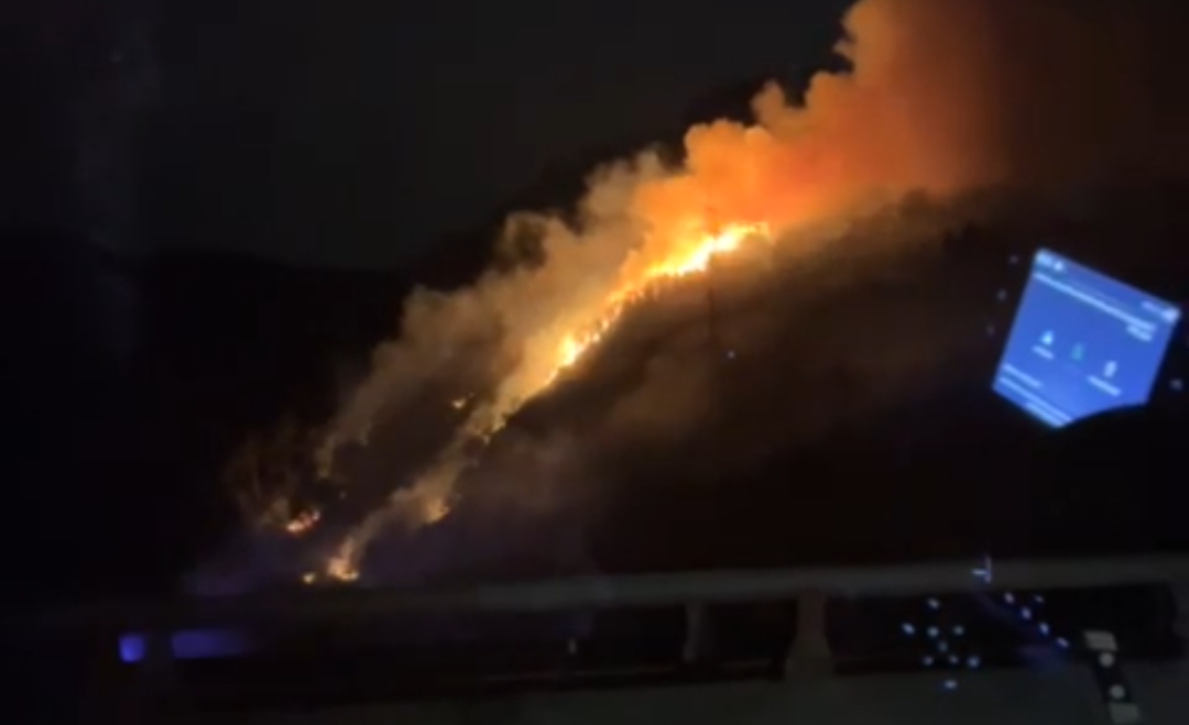 Incendio en una zona de monte visible desde el Corredor del Cadagua, entre Zaramillo y La Quadra