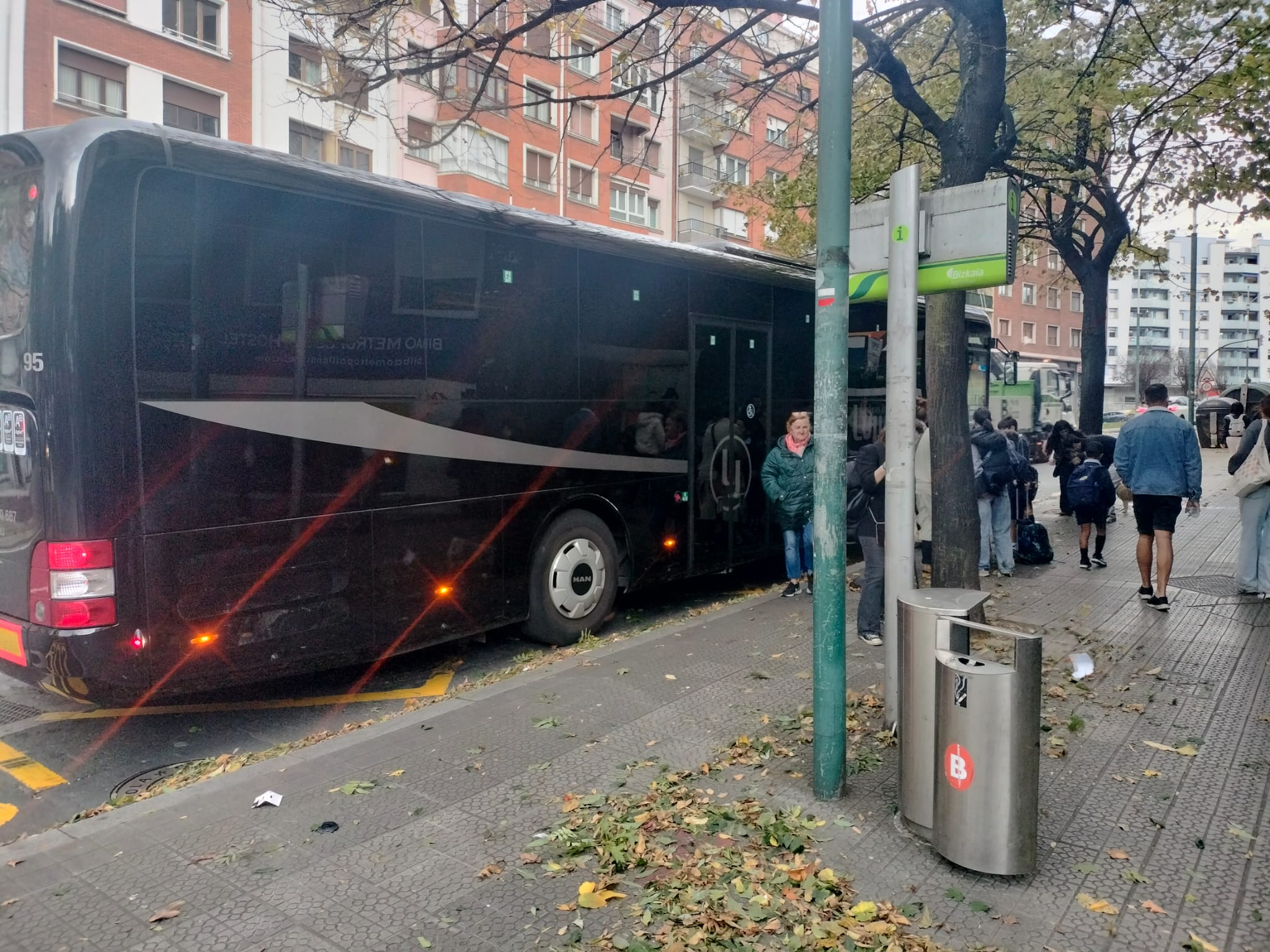 “Cuando miré, la estaba abrazando”: el testimonio de una madre sobre lo ocurrido en la parada de Zabalburu