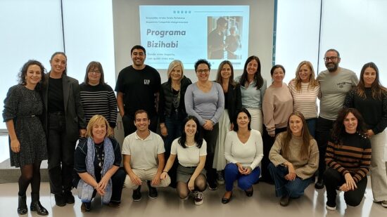Amigos y familia: personas mayores y jóvenes comparten vivienda gracias al programa Bizihabi