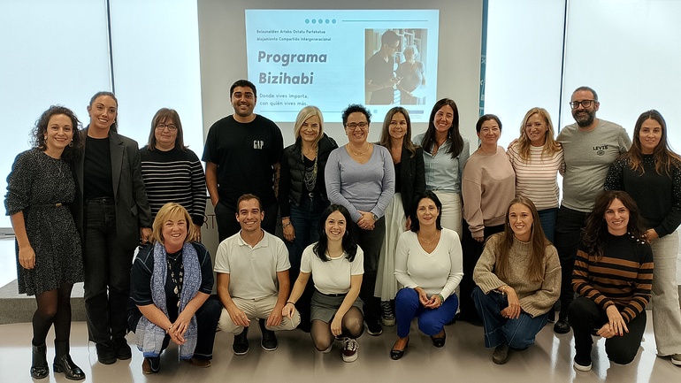 Amigos y familia: personas mayores y jóvenes comparten vivienda gracias al programa Bizihabi