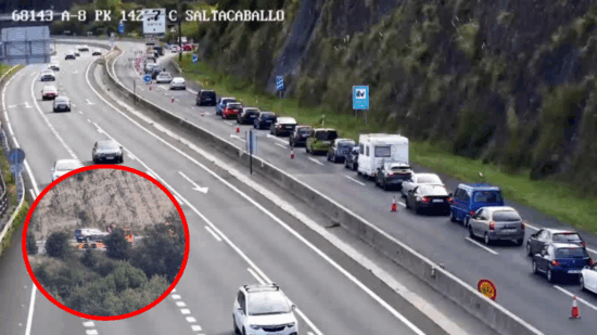 Persisten los problemas de tráfico en la A-8 tras el vuelco de un camión portacoches