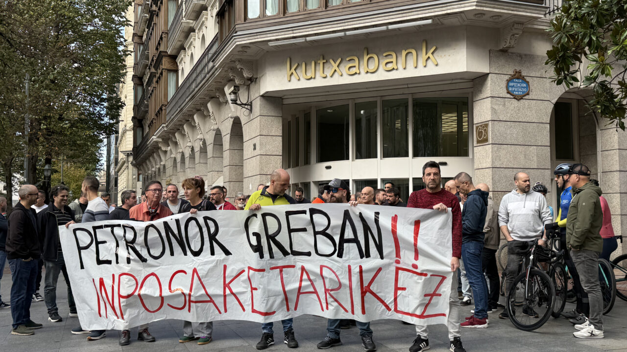 La plantilla de Petronor se concentra tras 40 días de huelga